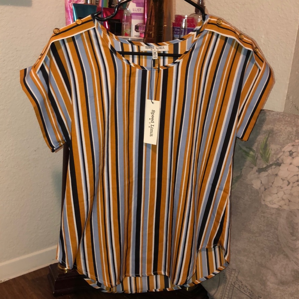 Shirt. Longer in the back (brand new )
